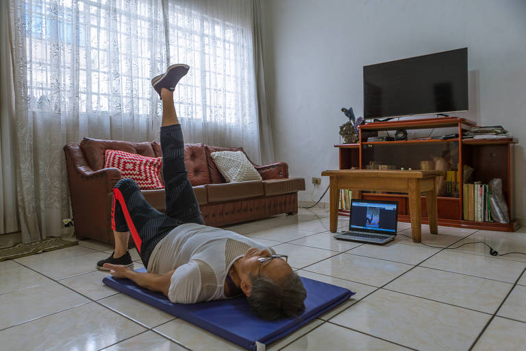 Mulher fazendo Pilates